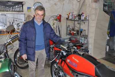 A Bari vecchia c'� l'officina di Giovanni: l'uomo che rid� la vita ad auto e moto d'epoca